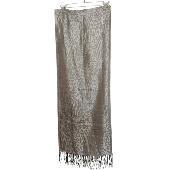 CHICO'S Gray Silver Tone On Tone Fringed Wrap Scarf 28 X 74 Inches - Picture 2 of 7